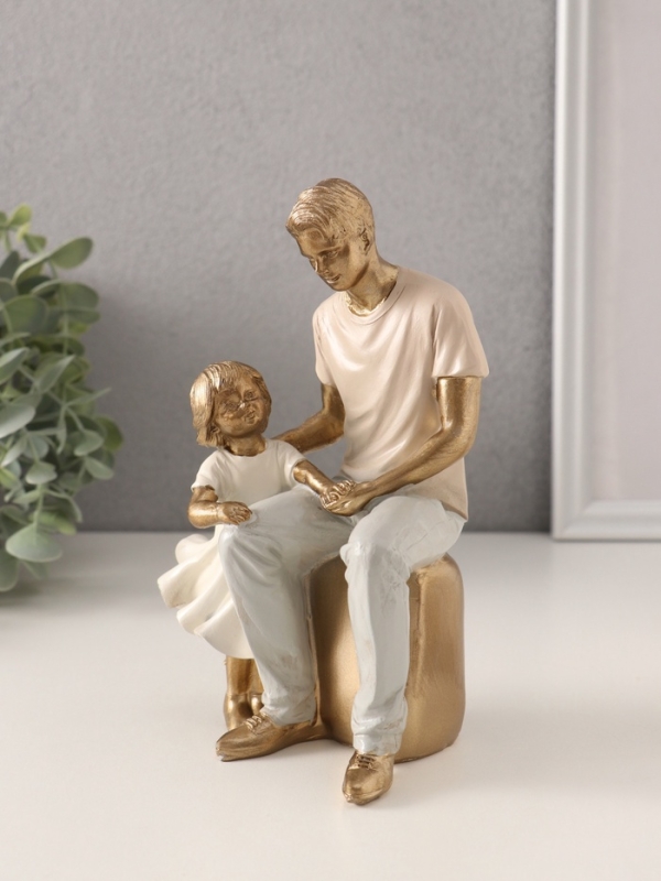 Сувенир полистоун  Сувенир полистоун "Папа с маленькой дочкой" 11х8,5х17,5 см