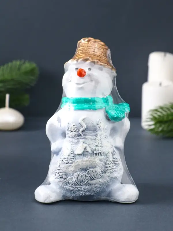 Свеча фигурная "Снеговик в золотом колпаке" 8,5х5,5х14 см