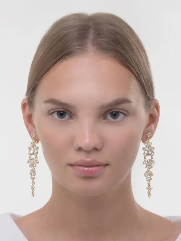 Серьги клипсы для ушей висячие со стразами QF &laquo;Ажур&raquo;, белые в золоте