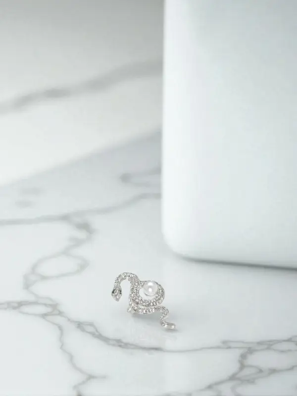 Брошь &laquo;Змея&raquo;, вокруг жемчужины, бело-зелёная в серебре