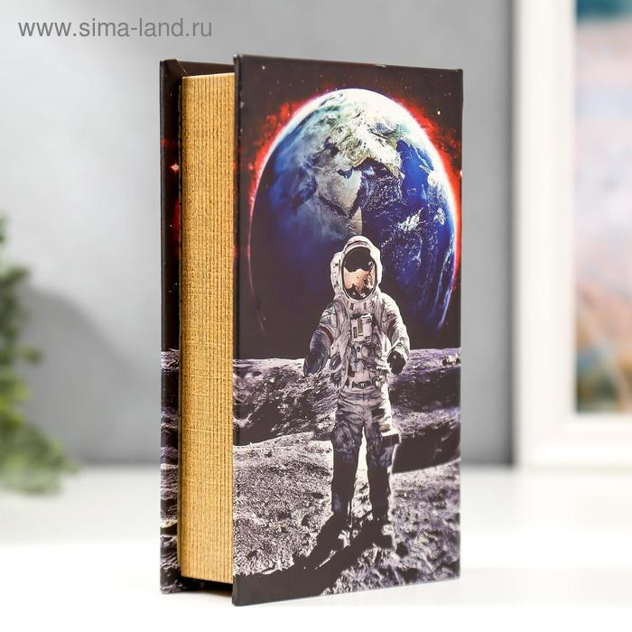 Сейф-книга дерево кожзам  Сейф-книга дерево кожзам "Космонавт на луне" 21х13х5 см