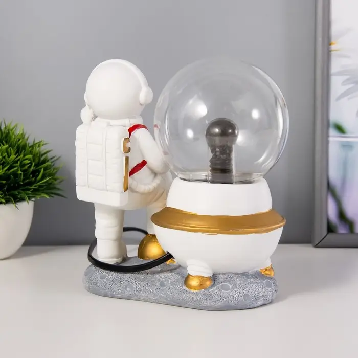 Плазменный шар "Космонавт" белый 14х10х19 см RISALUX Плазменный шар "Космонавт" белый 14х10х19 см RISALUX