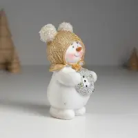 Фигурка полистоун &laquo;Снеговик в шапке с помпошками, с новогодним венком&raquo;, 5.5&times;4&times;10 см