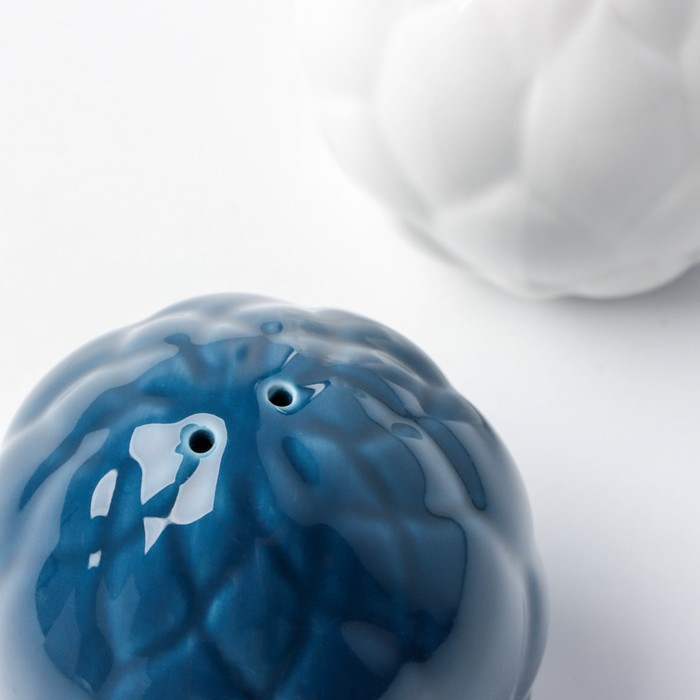 Перечница и солонка из керамики &laquo;Артишок&raquo;, белая и синяя 6 х 6.5 см, цвет белый-синий