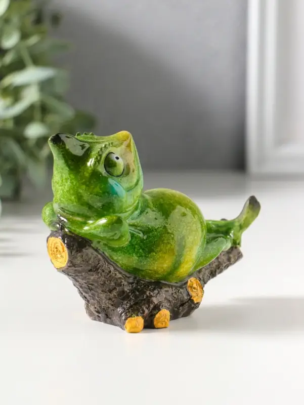 Сувенир полистоун лак "Хамелеон отдыхает на лежаке" зелёный 10,8х6х8,2 см