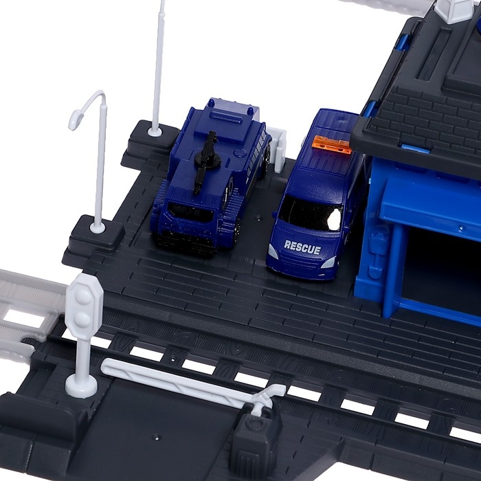 Железная дорога &laquo;Полицейский участок&raquo;, работает от батареек