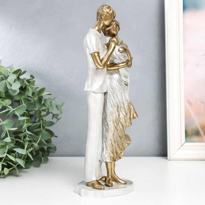 Сувенир полистоун  Сувенир полистоун "Влюблённая пара с младенцем" 8х14х27 см