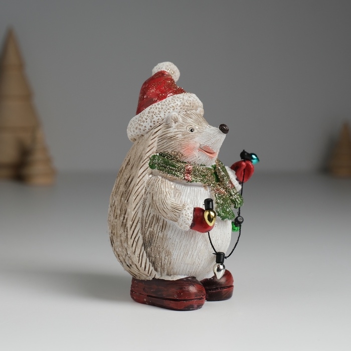 Сувенир полистоун  Сувенир полистоун "Ёжик в красном колпаке и зелёном шарфике" МИКС 6,5х6,5х10,2 см