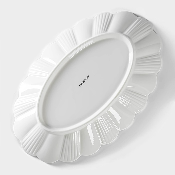 Блюдо фарфоровое Magistro «Ромашка», d=32,5 см, цвет белый Блюдо фарфоровое Magistro «Ромашка», d=32,5 см, цвет белый