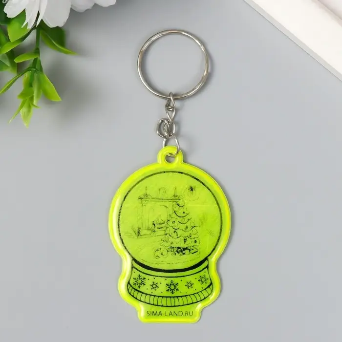 Брелок пластик светоотражающий Брелок пластик светоотражающий "Снежный шар с ёлочкой у камина" 5,5х3,8 см