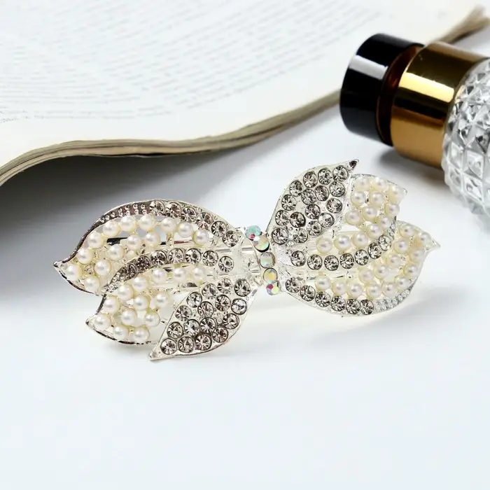 Заколка - автомат для волос &laquo;Гелая&raquo;, бантик, 9 см, серебристо-белая