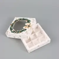 Коробка для 9 конфет &laquo;Венок на белом&raquo;, 14.7&times;14.7&times;3.5 см