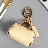 Брелок кожзам с карабином, с кистью "Саквояж" сливочный 7,5х4х7 см Брелок кожзам с карабином, с кистью "Саквояж" сливочный 7,5х4х7 см