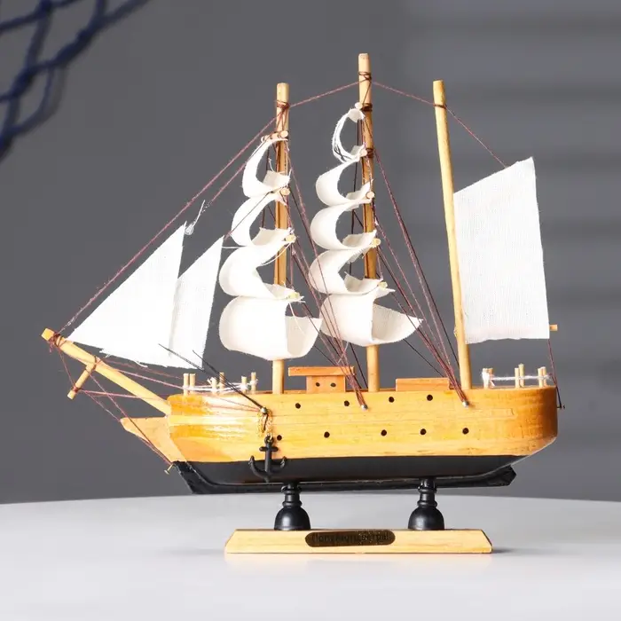 Сувенирная модель корабля &laquo;Аляска&raquo;, борта светлое дерево, паруса белые пиратские, 4.5&times;23&times;24 см