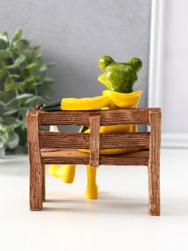 Сувенир полистоун лак "Лягуха в плаще и сапогах на скамейке с чайкой" 12х9,5х13 см