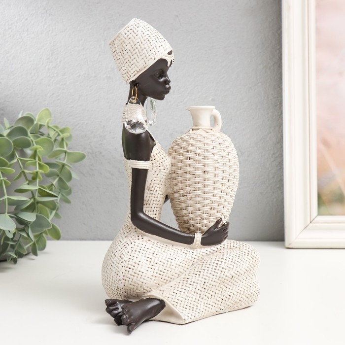 Сувенир полистоун  Сувенир полистоун "Африканка сидит с плетёным кувшином" белый 23х13,5х10,3 см