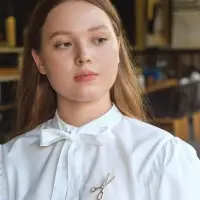 Брошь &laquo;Ножницы&raquo;, белая в золоте