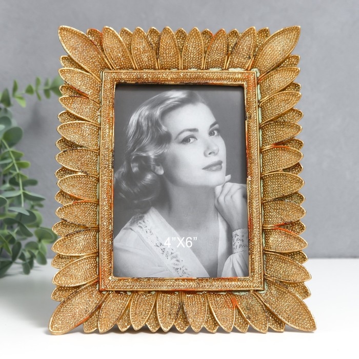 Фоторамка полистоун 10х15 см Фоторамка полистоун 10х15 см "Лепестки" золото 17,5х22 см