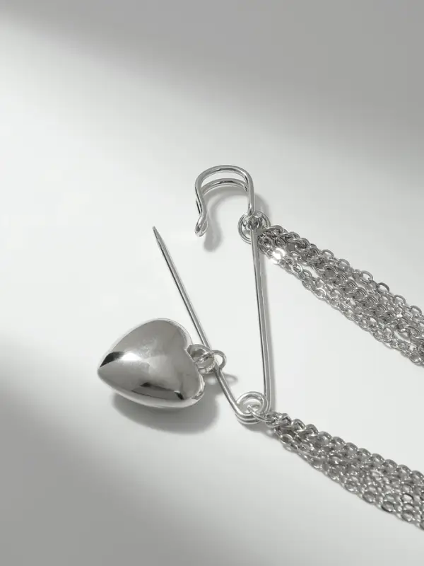Булавка &laquo;Сердце&raquo; с цепочками, цвет серебро