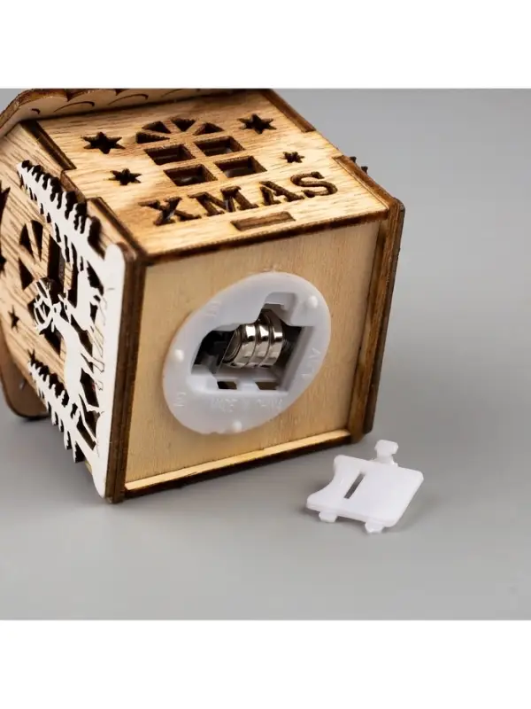 Ёлочная игрушка &laquo;Домик с оленями&raquo;, 8&times;7&times;5.5 см, от батареек, свечение тёплое белое