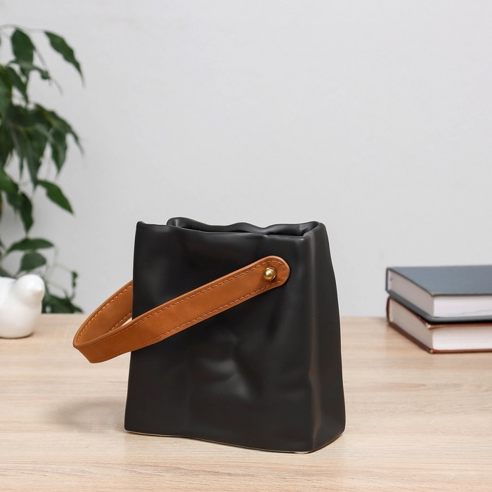 Ваза керамика настольная Ваза керамика настольная "Пакет" черный, 14х3,5х14 см