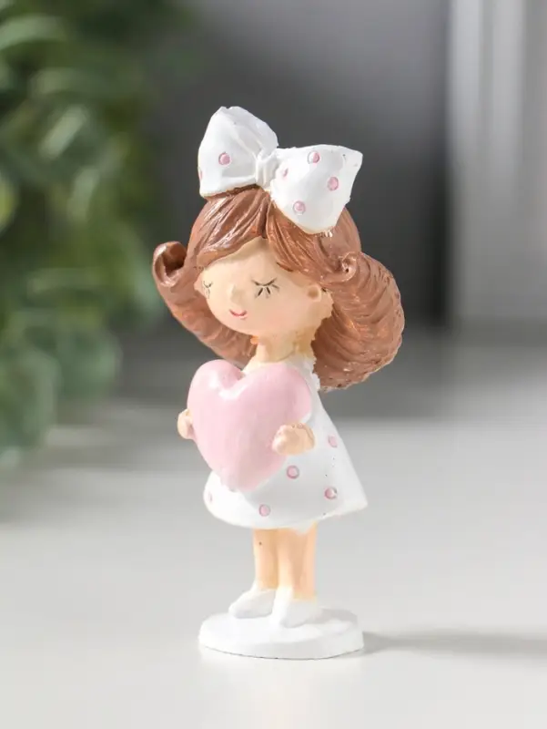 Сувенир полистоун "Девочка с большим бантом в волосах, держит сердце" 4,7х3х9 см