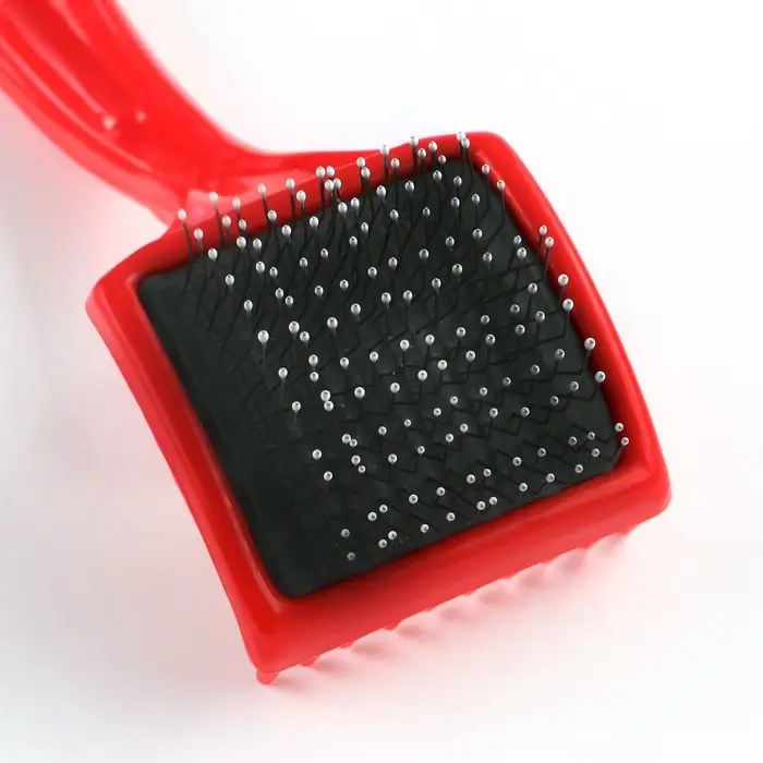 Щётка - пуходёрка малая, основание 50&times;50 мм, жесткая с каплями, красная