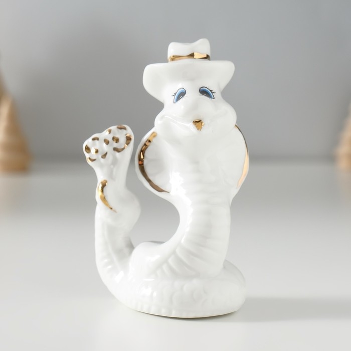 Сувенир керамика Сувенир керамика "Белая кобра с букетом и в шляпе" с золотом 3,5х5,5х9 см