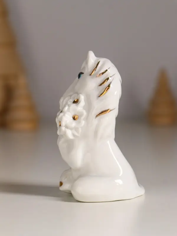 Сувенир керамика "Коняшка с букетом" белый с золотом 6х4х8 см