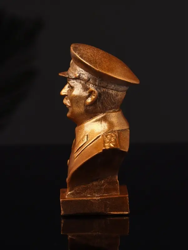 Бюст И.В. Сталин, 10х7х5см, бронза Бюст И.В. Сталин, 10х7х5см, бронза