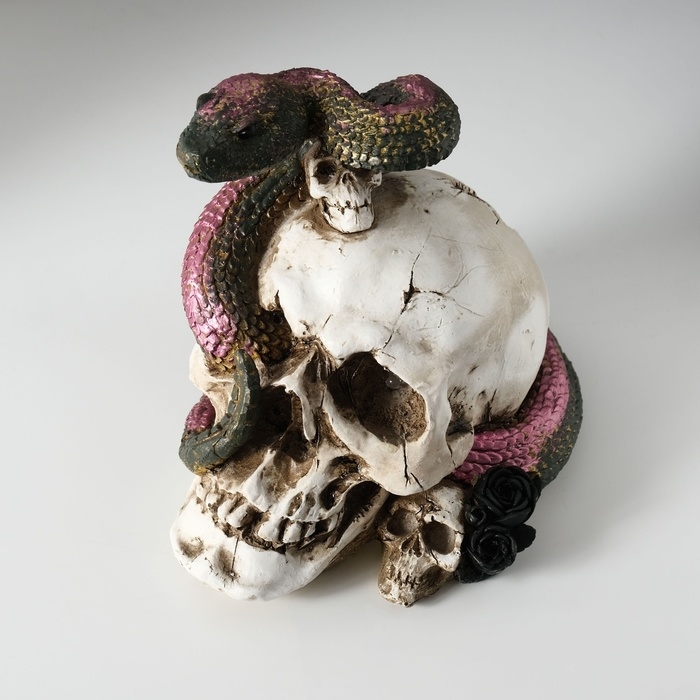 Сувенир полистоун свет Сувенир полистоун свет "Череп со змеёй" 19,5х14,5х17,5 см