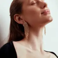 Серьги висячие со стразами &laquo;Водопад&raquo;, мягкий ромб, белые в серебре