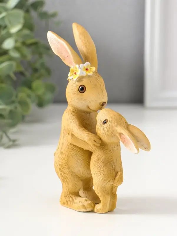 Сувенир полистоун "Мама зайка в цветочном венке обнимает малыша" 15 см