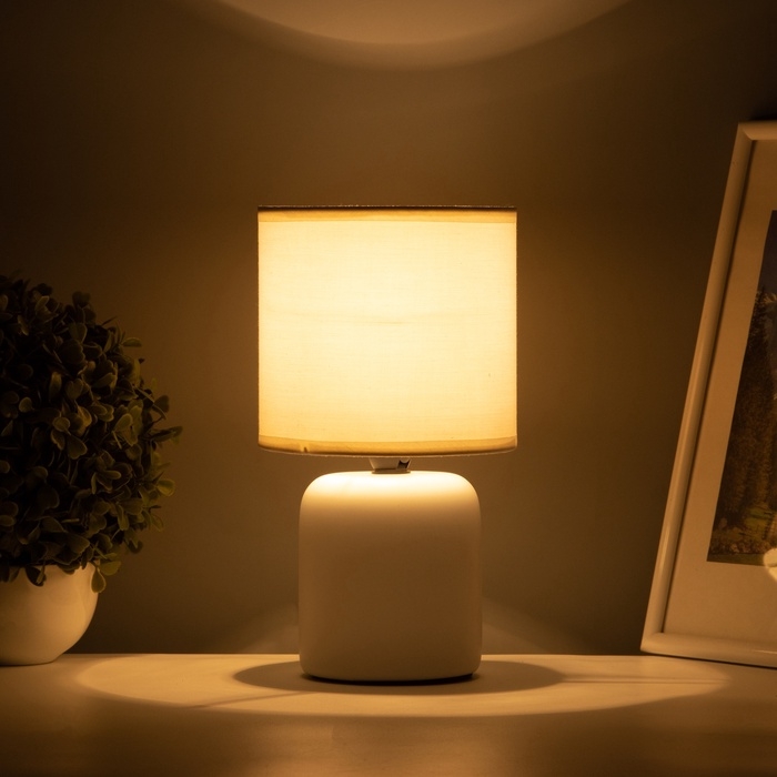 Лампа настольная Лампа настольная "Кира" 1х40Вт Е14 белый 14х14х26см