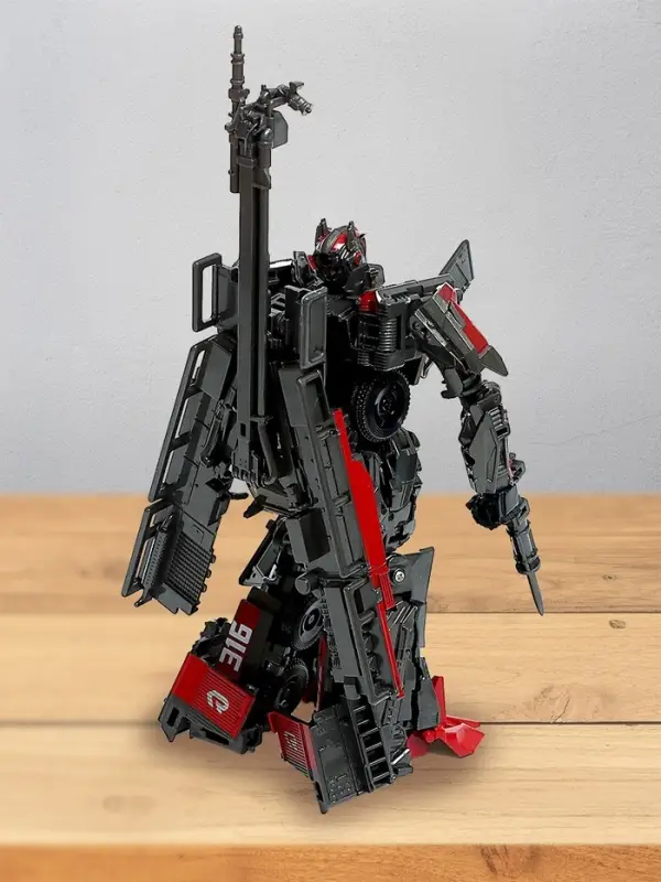 Робот &laquo;Огнеборец&raquo;, трансформируется, с элементами из металла