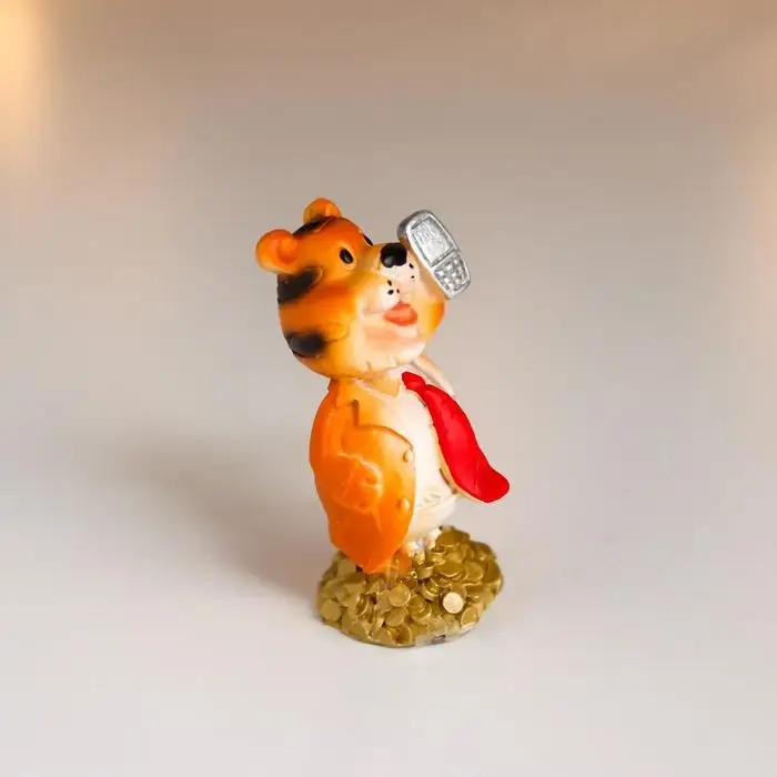 Сувенир полистоун "Тигр-бизнесмен с купюрами и монетами" МИКС 5,8х3х3,5 см