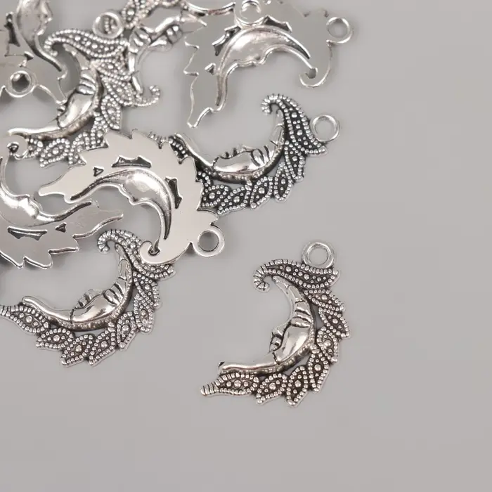 Металлический элемент, декоративная подвеска «Арт Узор. Узорчатый месяц», серебро, 2.6×1.5 см Металлический элемент, декоративная подвеска «Арт Узор. Узорчатый месяц», серебро, 2.6×1.5 см