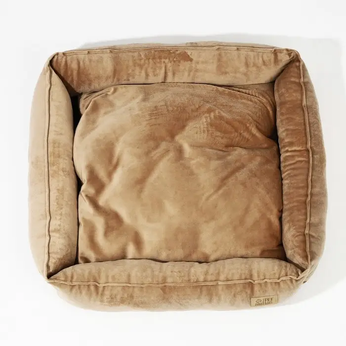 Лежанка для кошек и собак велюровая Pet Lab, 55 х 50 х 15 см, бежевая Лежанка для кошек и собак велюровая Pet Lab, 55 х 50 х 15 см, бежевая