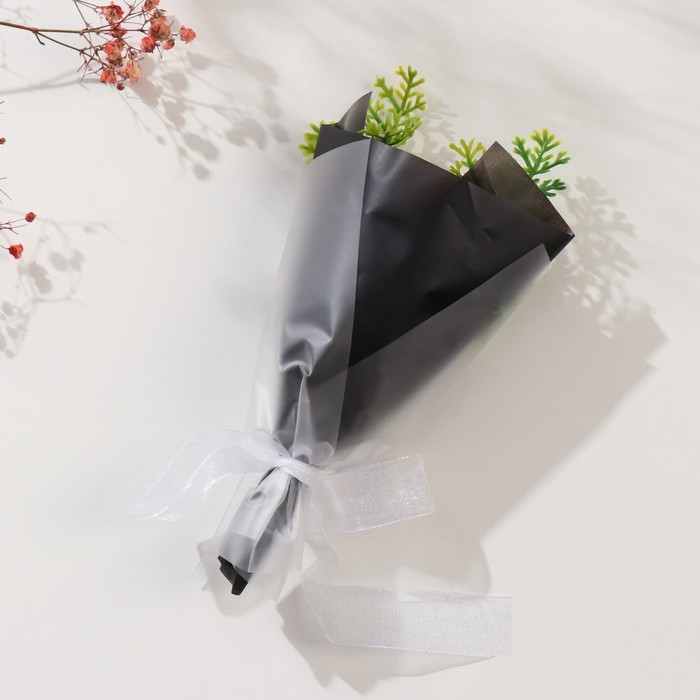 Мини-букет из мыльных лепестков "Красная роза с зеленью" 13 см