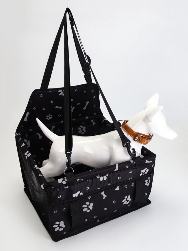 Автокресло для животных 40*30*25 см, чёрное с белыми лапками и косточками