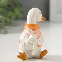 Сувенир полистоун "Белый утёнок в жилетке, с игрушкой-зайчиком" 9 см