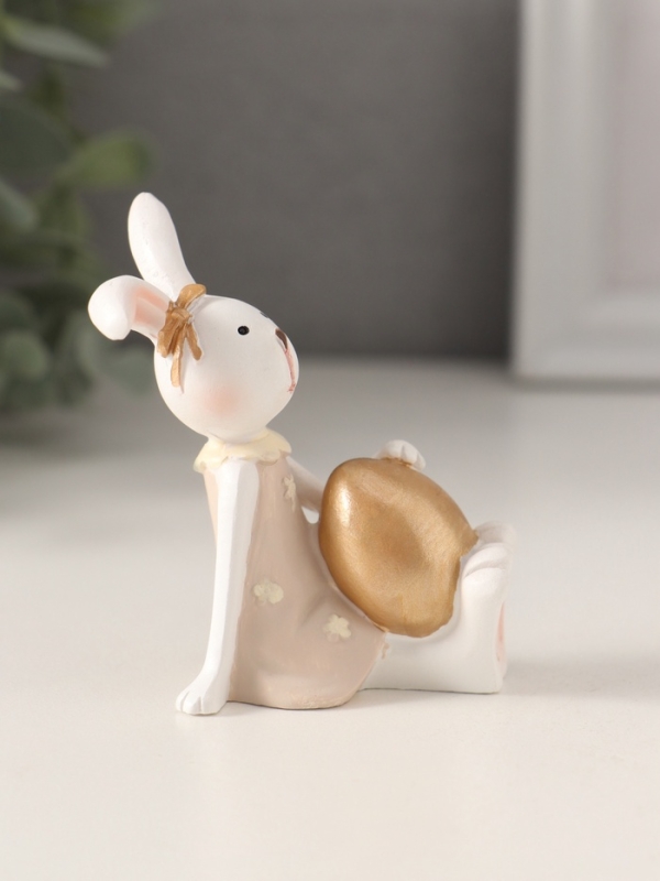 Сувенир полистоун  Сувенир полистоун "Белая зайка в бежевом платье, с золотым яичком" 8х4,5х7 см