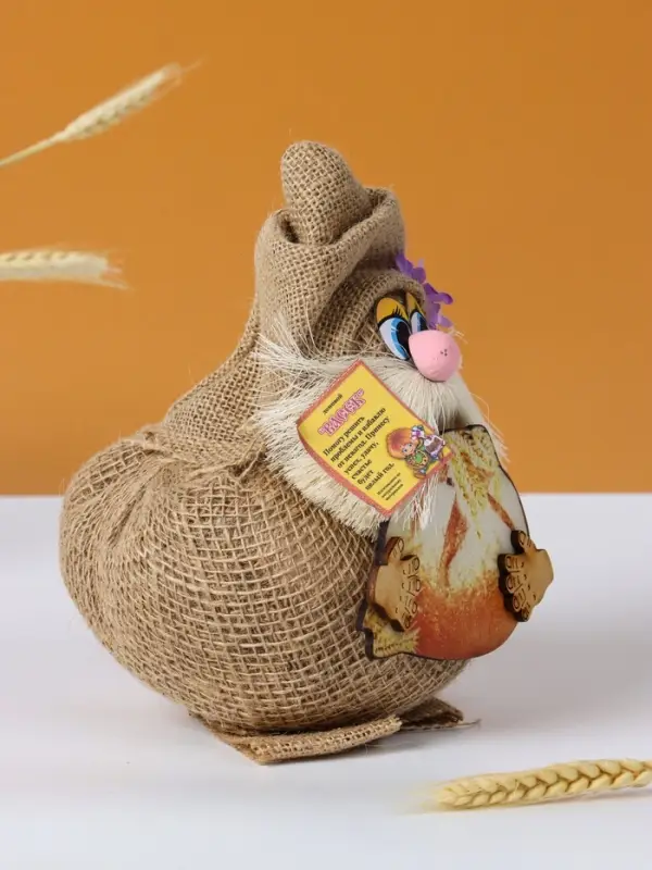 Фигурка - оберег &laquo;Домовой. Васек на мешковине, с караваем&raquo;, 24&times;18&times;18 см