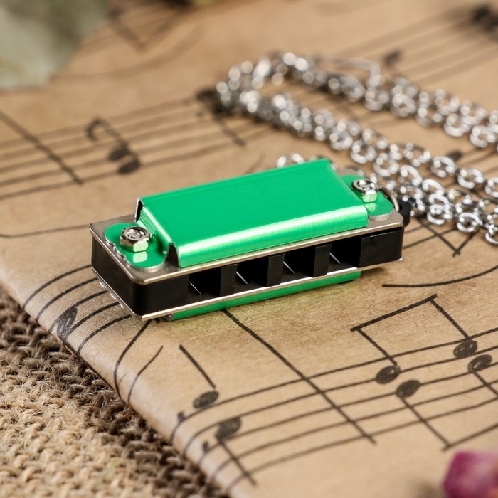 Губная гармошка Music Life  4 отверстия, 8 тонов, 3,5х1,5х1см, цепь 28см, зеленая Губная гармошка Music Life  4 отверстия, 8 тонов, 3,5х1,5х1см, цепь 28см, зеленая