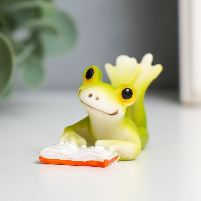 Сувенир полистоун Сувенир полистоун "Лягушонок читает книжку" 3х2х4,8 см
