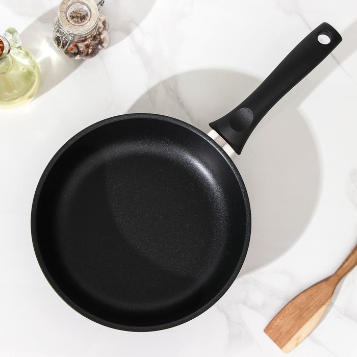 Сковорода «Традиция», d=22 см, пластиковая ручка, стеклянная крышка, утолщённое дно, антипригарное покрытие, цвет чёрный Сковорода «Традиция», d=22 см, пластиковая ручка, стеклянная крышка, утолщённое дно, антипригарное покрытие, цвет чёрный