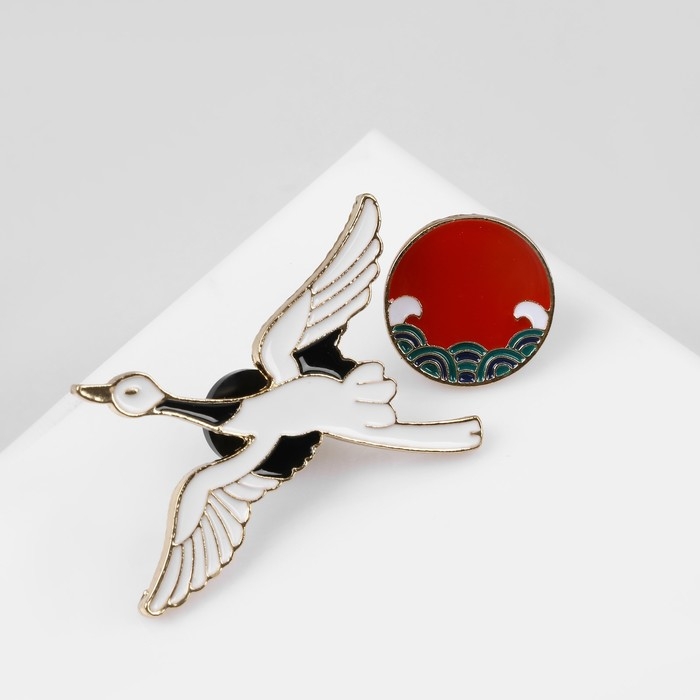 Значок «Журавль и солнце», цветной в золоте Значок «Журавль и солнце», цветной в золоте