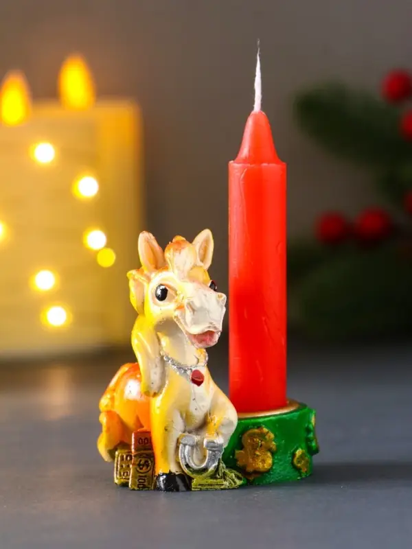 Подсвечник полистоун "Коняшка с банкнотами и подковой" d=2,3 см 5,3х4х6 см