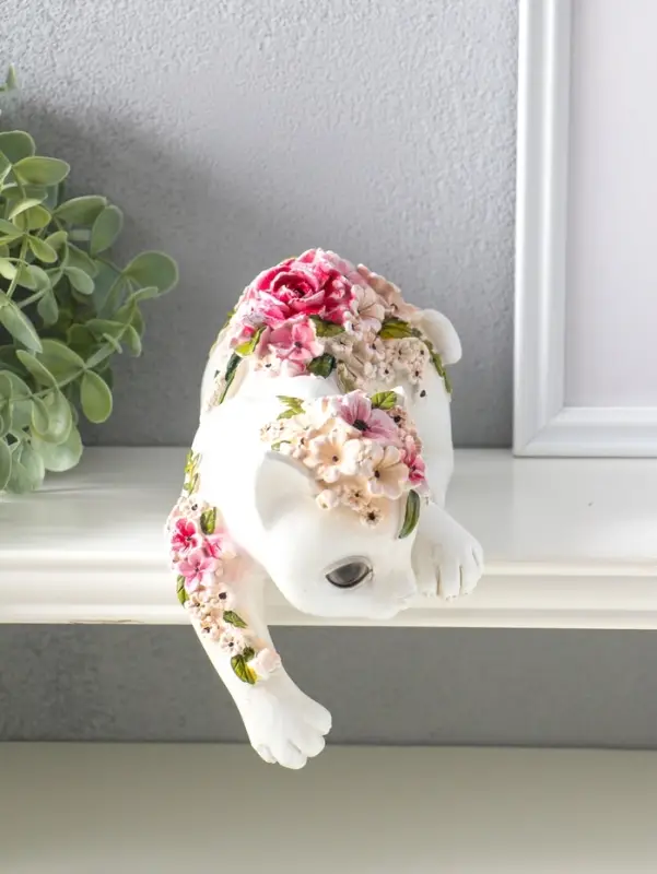 Сувенир полистоун "Белая кошка в цветах" на полку 21х10,5х12,8 см