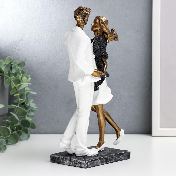 Сувенир полистоун Сувенир полистоун "Влюблённые в белой одежде, с палантином" 25х10х13 см